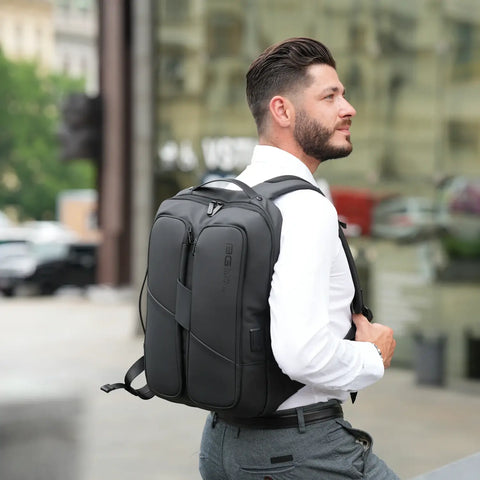 Mann unterwegs mit smartem Laptoprucksack