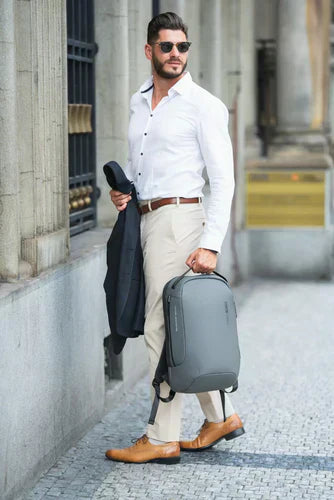 Geschäftsmann mit Business Rucksack SRX