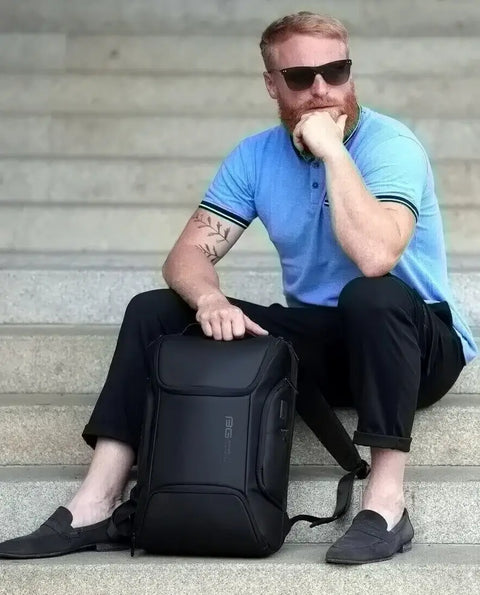 Mann auf Treppe mit Laptoprucksack Air 