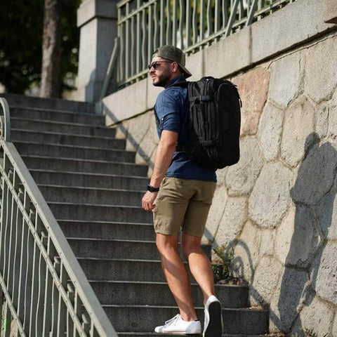 Mann mit Rucksack Travel auf Treppe im Park