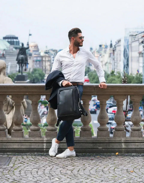 Mann mit Laptoprucksack auf Wochenendtrip