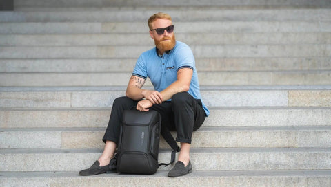 Mann mit Laptoprucksack AIR mit gepolsterten 16 Zoll Laptop- und Tabletfach.