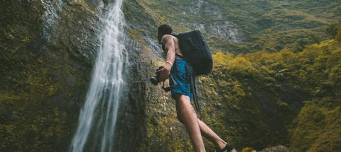 Mann mit Bange Rucksack Travel beim Wandern.