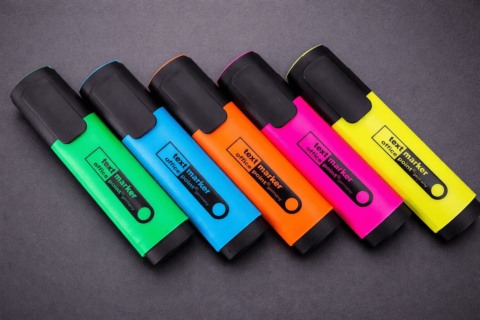 Bürobedarf und Laptoprucksäcke für privat und Gewerbe. Textmarker von Officepoint auf dunklem Hintergrund.
