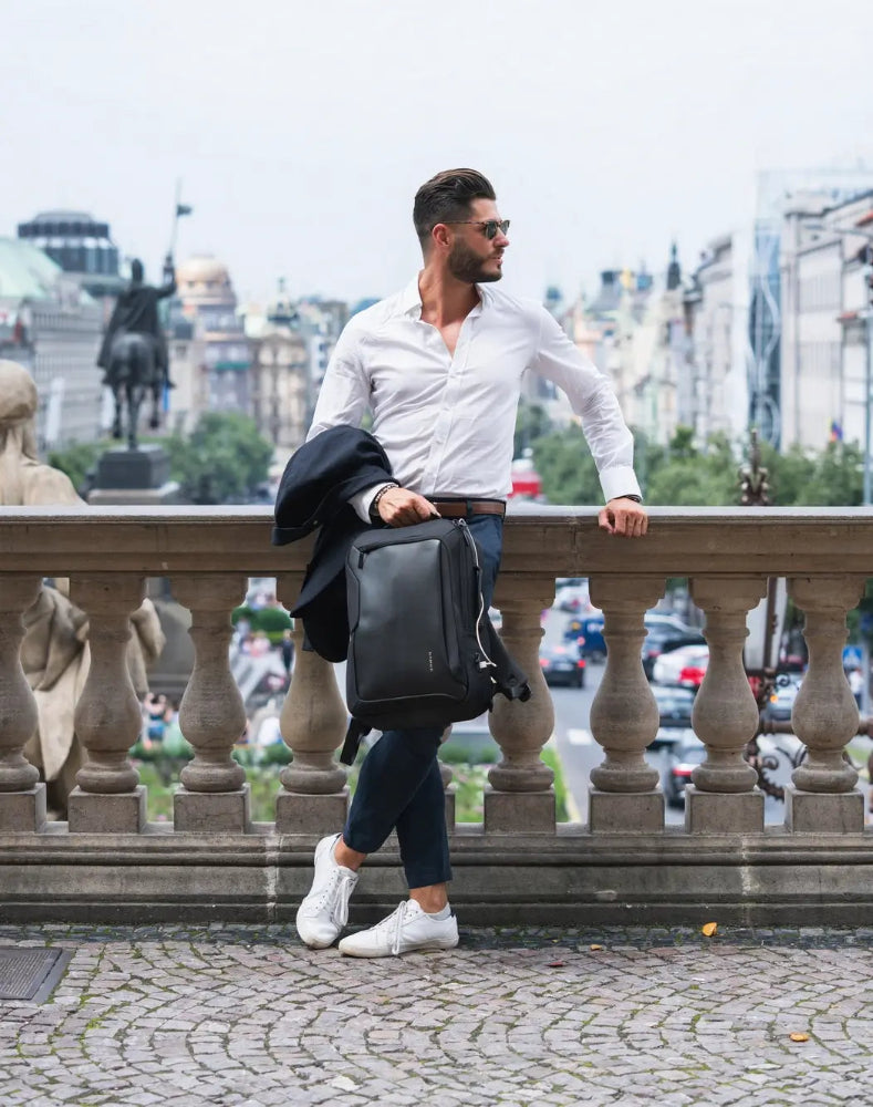 Mann mit Laptoprucksack PRO-UX mit 15,6 Zoll Laptopfach auf Br+ücke in der Stadt