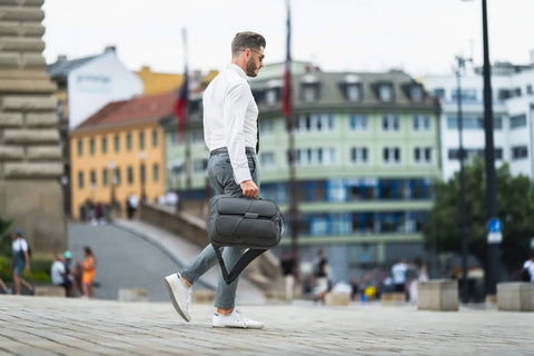 Mann mit Business-Rucksack von Bange auf den Weg zum Geschäftstreffen.
