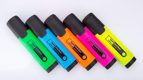 Textmarker von Office Point liegend auf dem Büroarbeitsplatz.